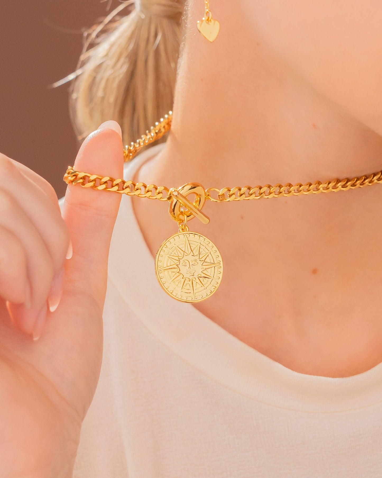 COLLAR BROCHE MEDALLA SOL + ARETES *