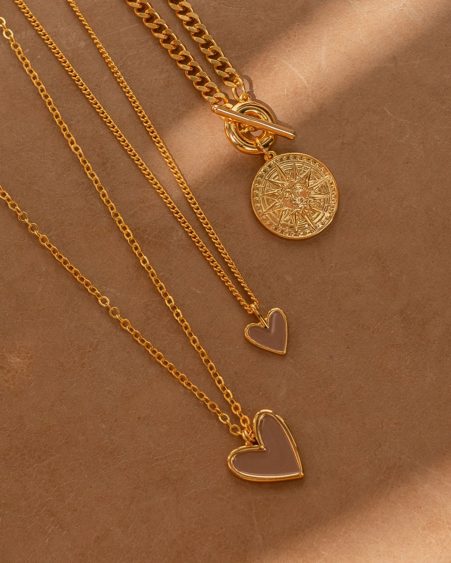 COLLAR BROCHE MEDALLA SOL + ARETES *