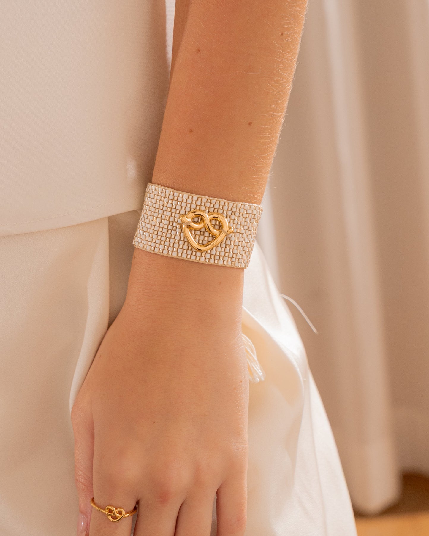 PULSERA TEJIDA CORAZÓN LAZO BOLD + ARETES