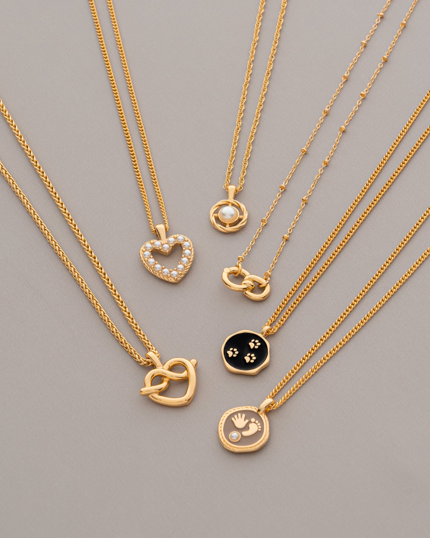 COLLAR CORAZÓN MULTIPERLAS + ARETES PERLA