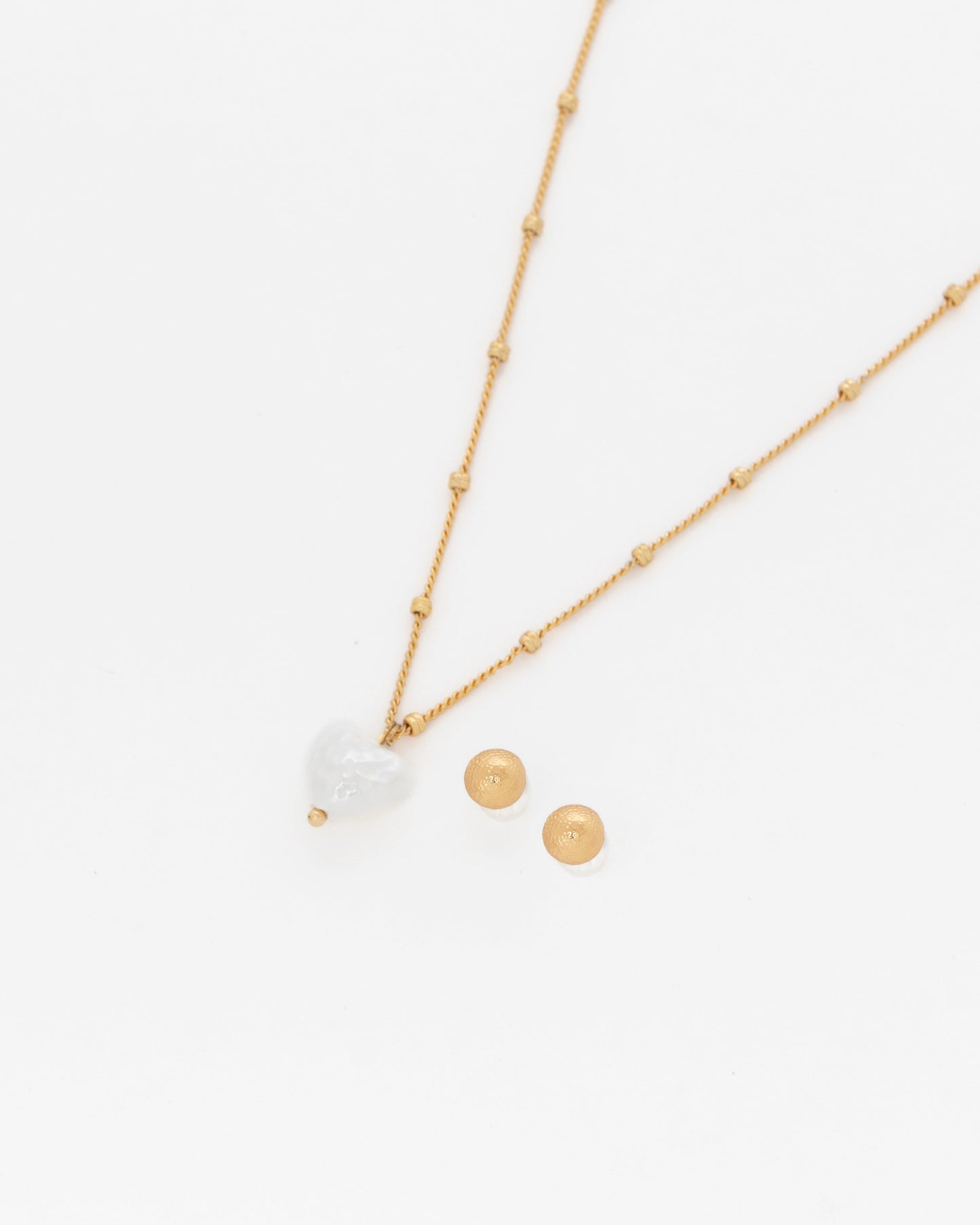 COLLAR CORAZÓN PERLA + ARETES