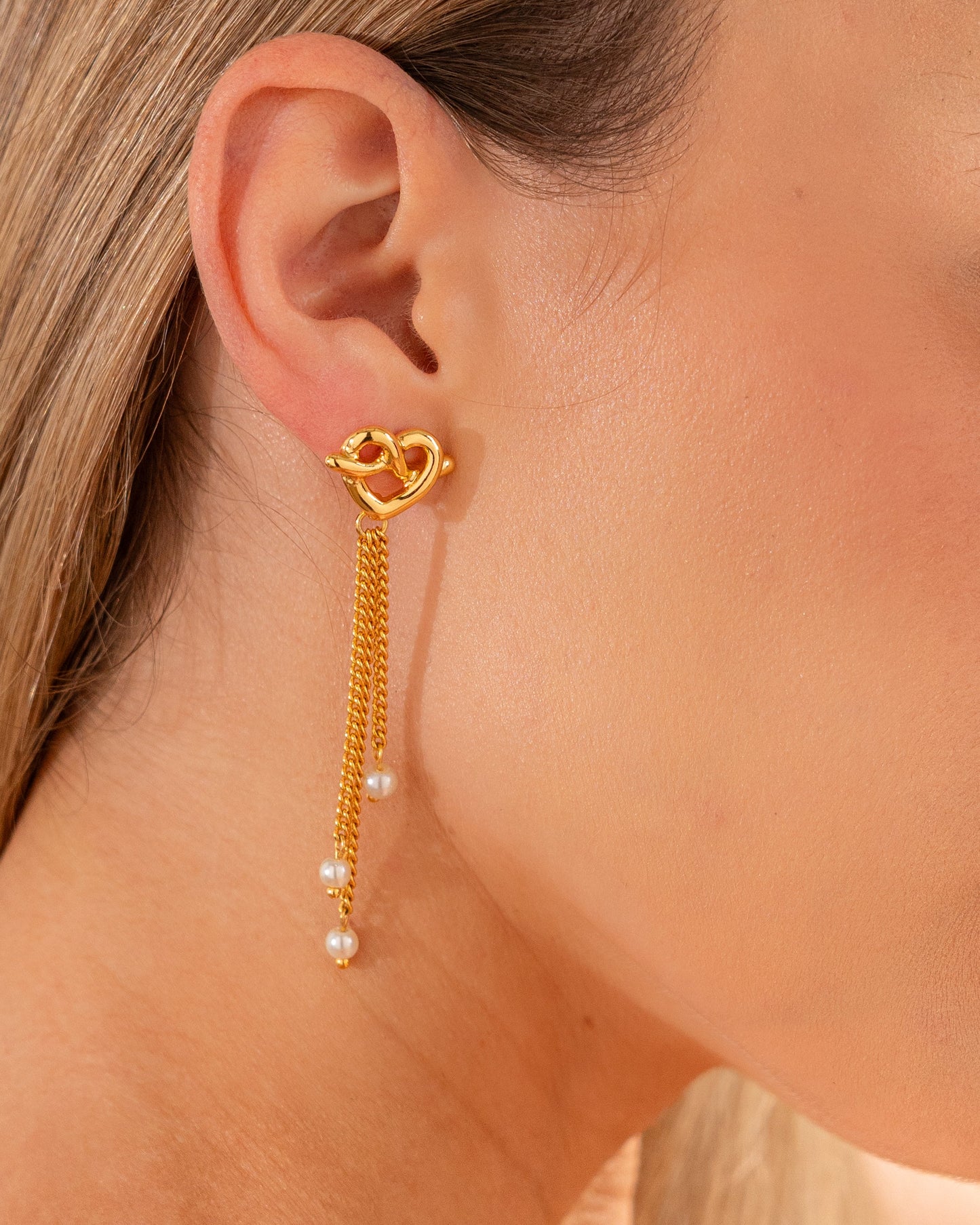 ARETES CORAZÓN LAZO PERLA*