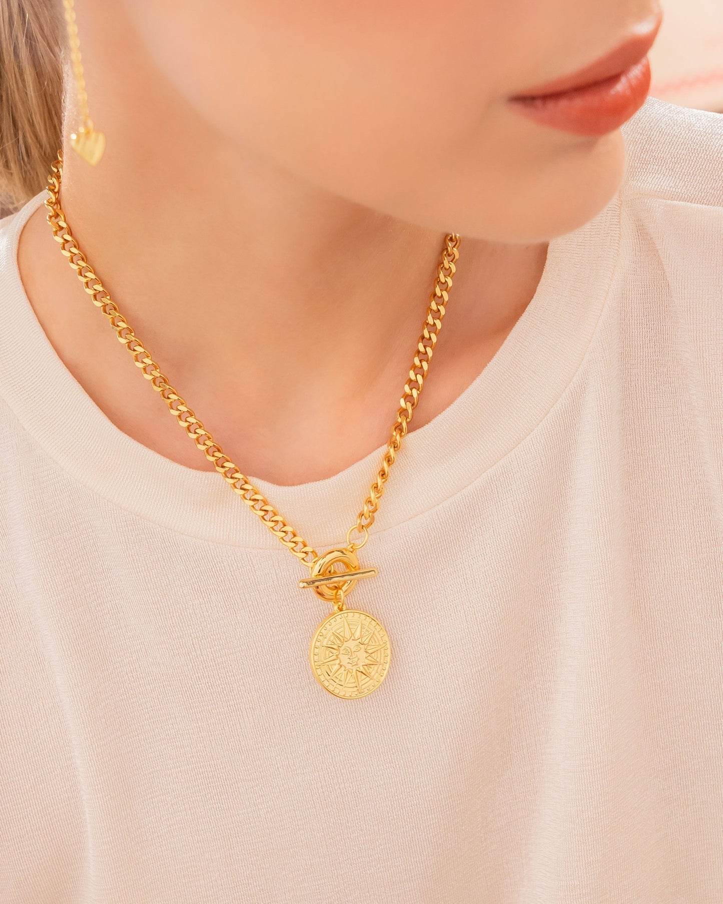 COLLAR BROCHE MEDALLA SOL + ARETES *