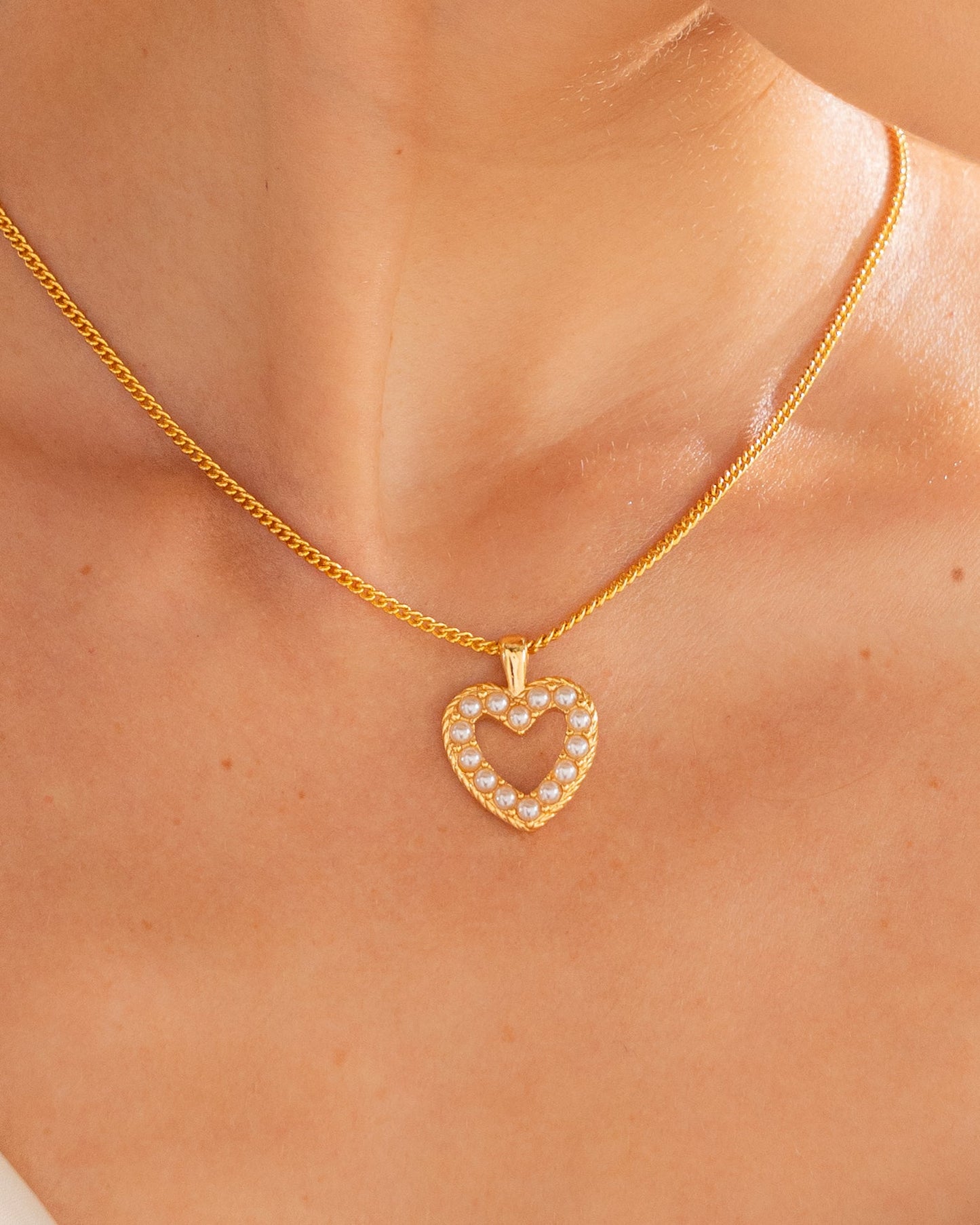 COLLAR CORAZÓN MULTIPERLAS + ARETES PERLA