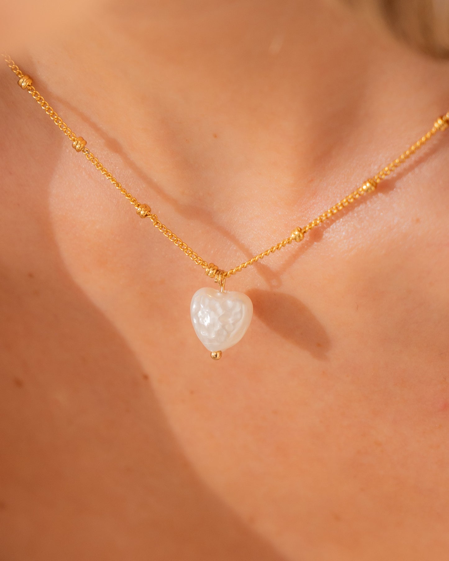 COLLAR CORAZÓN PERLA + ARETES