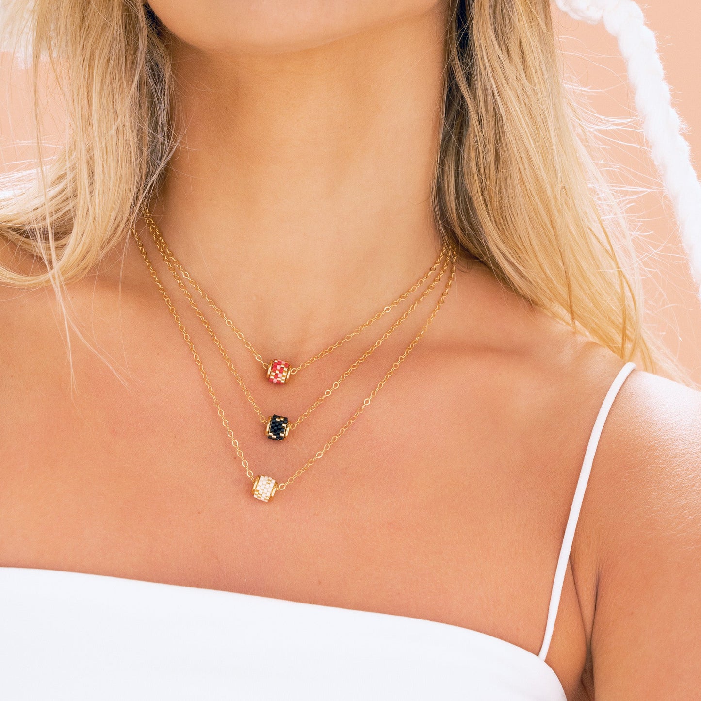 CADENA CON ROLLO TEJIDO EN MIYUKI + ARETES - ROJO