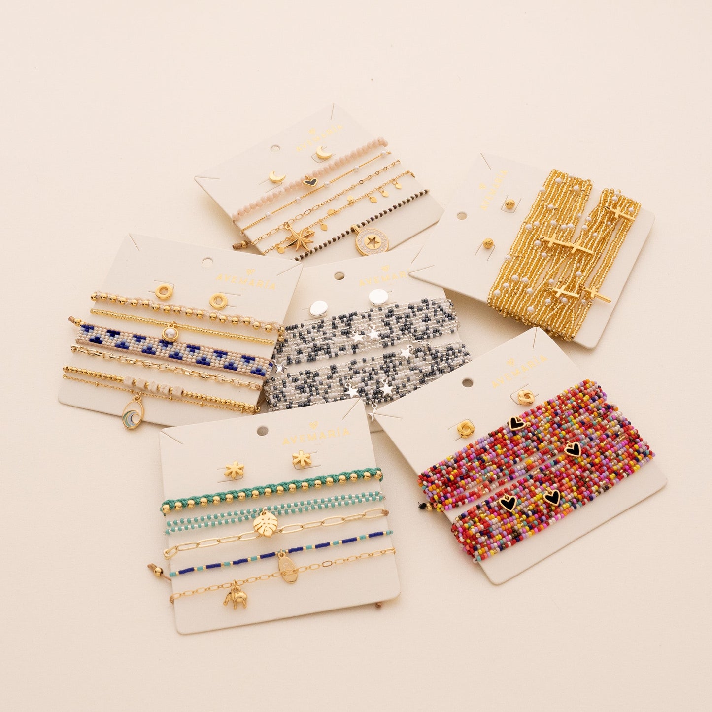 SET DE 5 PULSERAS CON DIJES VARIADOS + ARETES