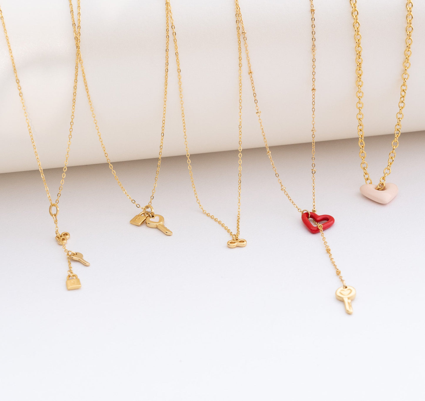 COLLAR CORBATIN CORAZON + ARETES
