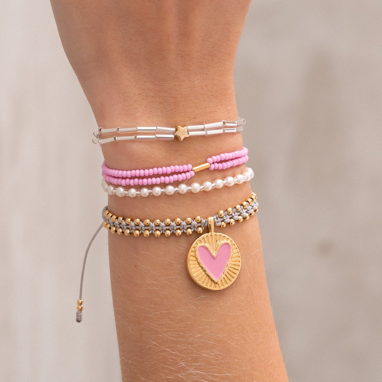 SET PULSERAS CON DIJE DE CORAZON FUCSIA + ARETES