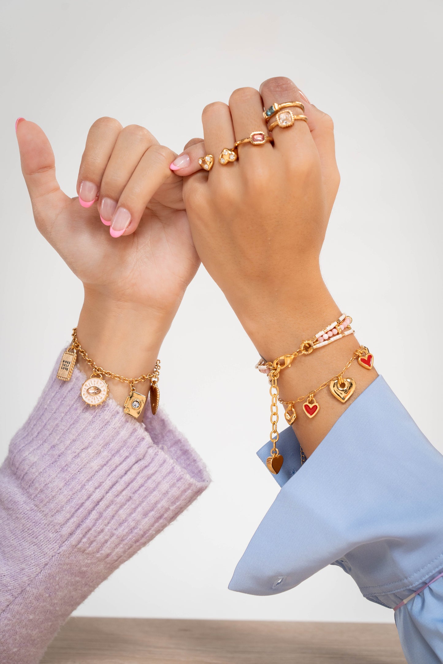 PULSERA MULTICHARMS CORAZONES + ARETES