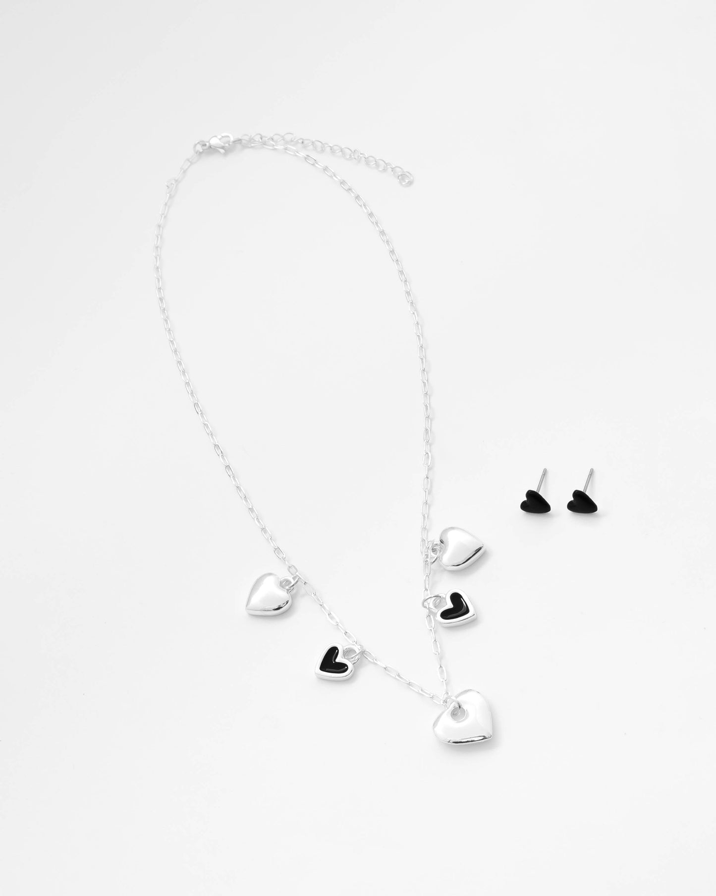 COLLAR MULTICHARMS + ARETES CORAZÓN - SILVER