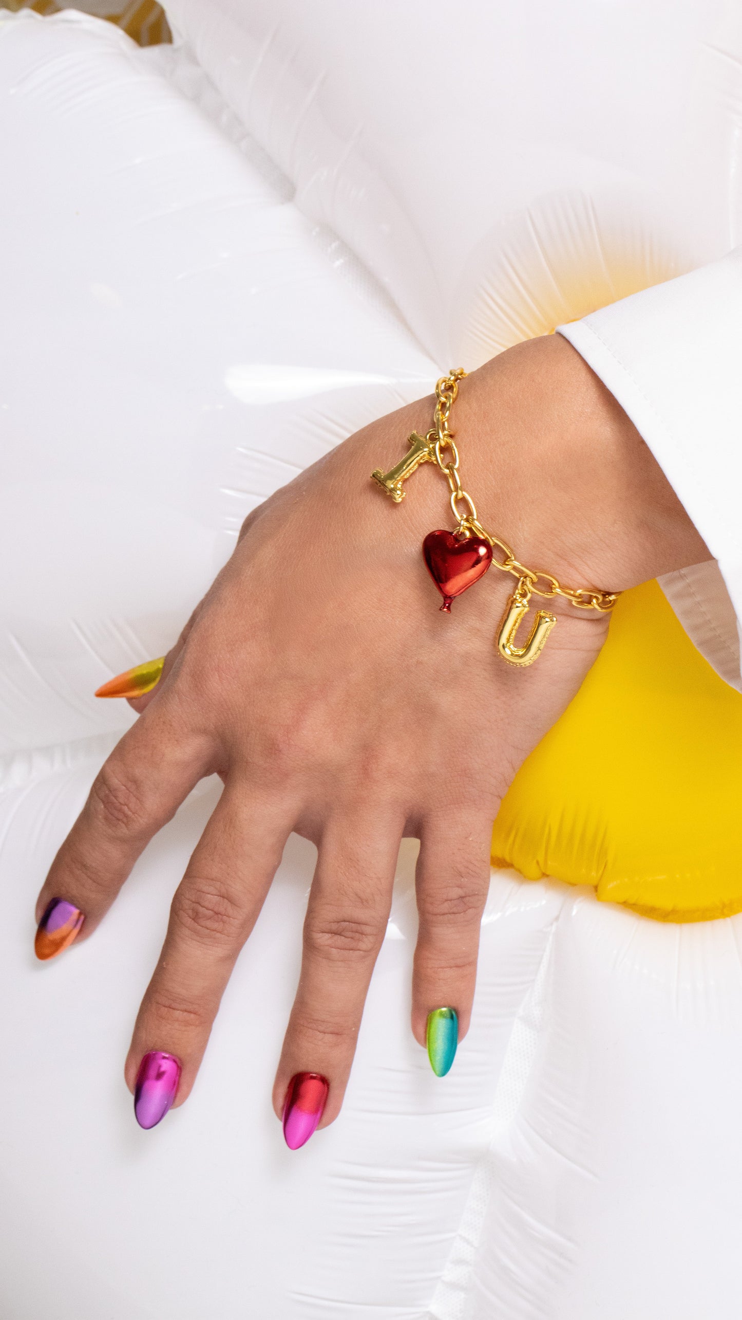 PULSERA MULTICHARMS LETRAS GLOBO*