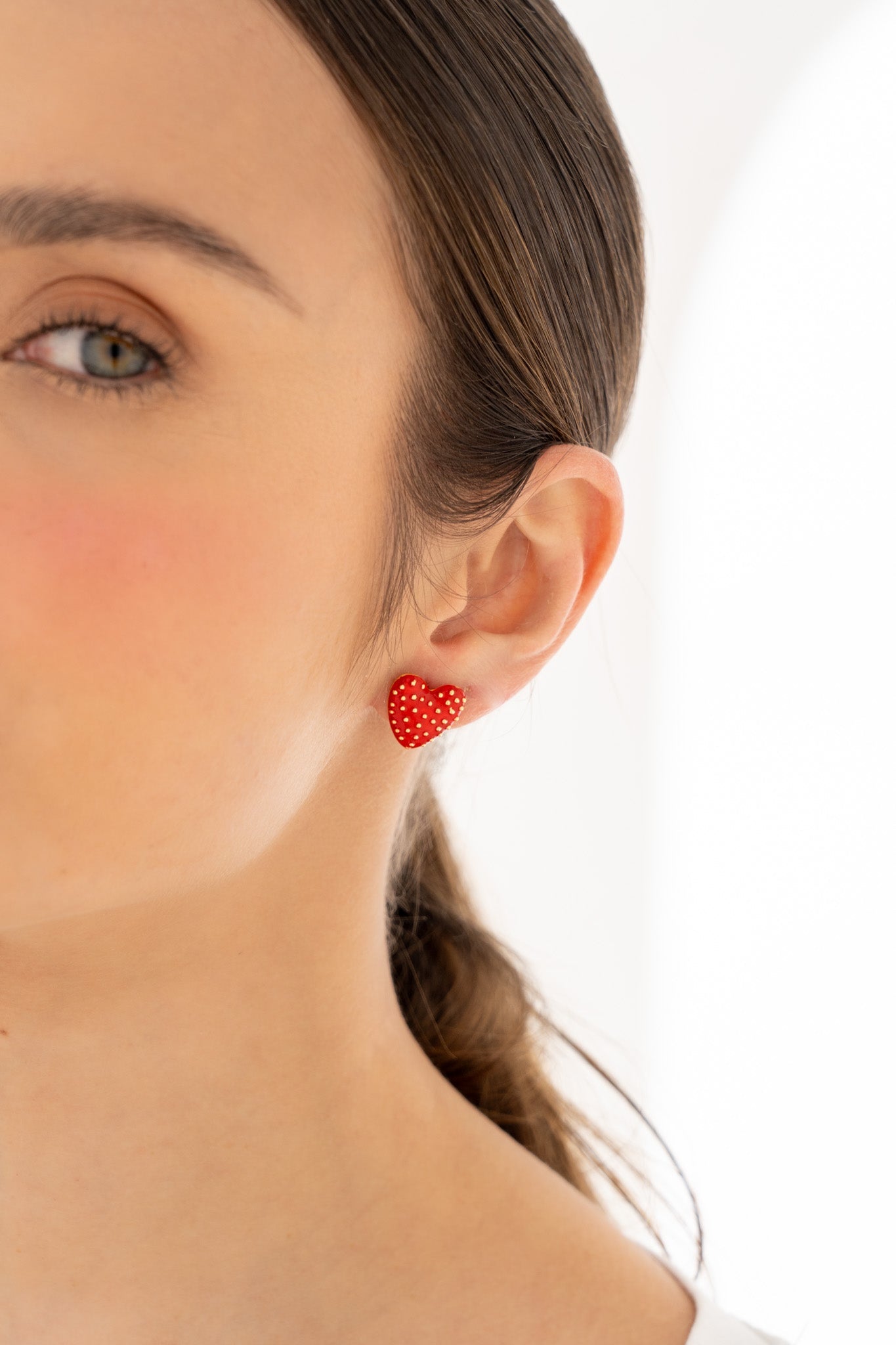 ARETES CORAZÓN PUNTOS ROJO