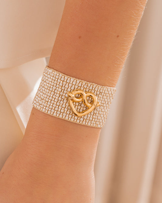 PULSERA TEJIDA CORAZÓN LAZO BOLD + ARETES